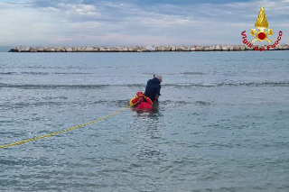 Anziano rimane intrappolato nella sabbia a Marina Palmense: salvato dai Vigili del Fuoco